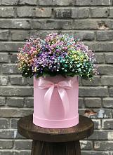 Цветочная композиция из Гипсофила и Розы в шляпной коробке в Мичуринске