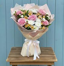 Букет цветов из:  Гвоздики, Орхидеи и Розы в Мичуринске