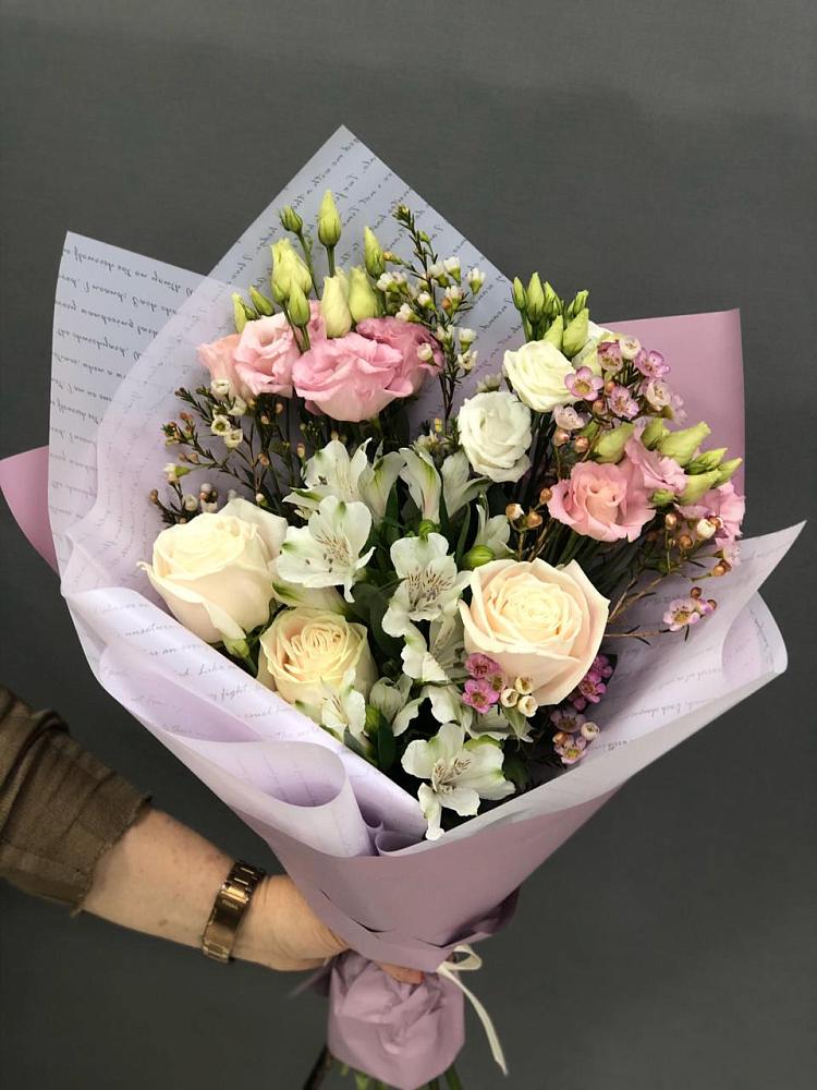 Букет цветов из: Альстромерии, Розы и Лизиантусы в Мичуринске