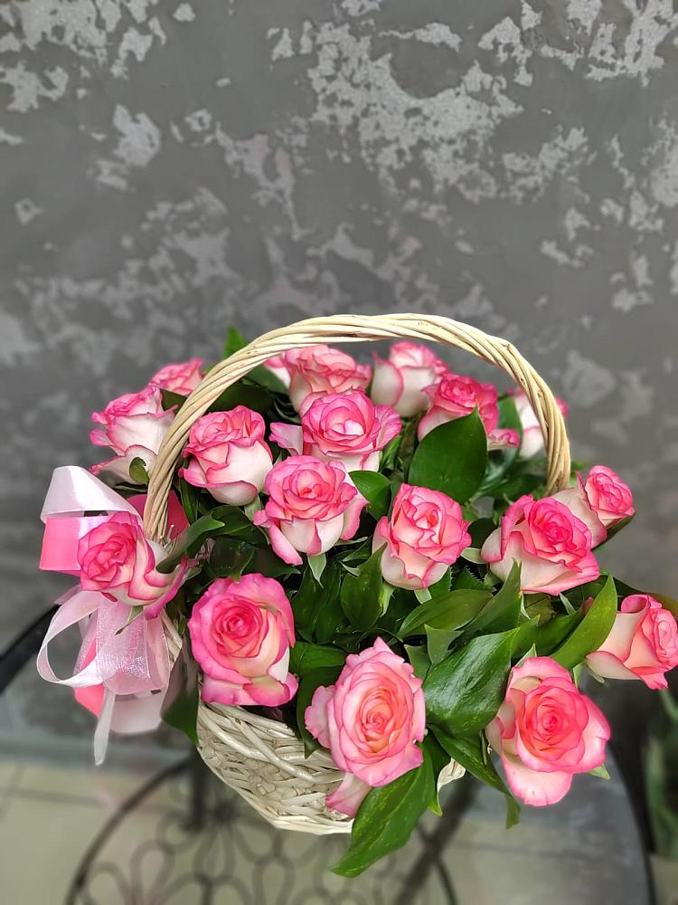 Цветочная композиция из Розы в корзине в Мичуринске