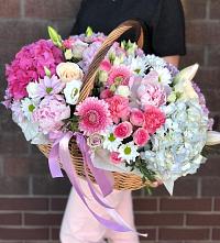 Композиция солнечный день в Мичуринске Цветочная композиция из Розы, Хризантемы, Пионы и Лизиантусы в корзине в Мичуринске