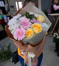 Букет цветов из:  Герберы, Розы и Хризантемы в Мичуринске