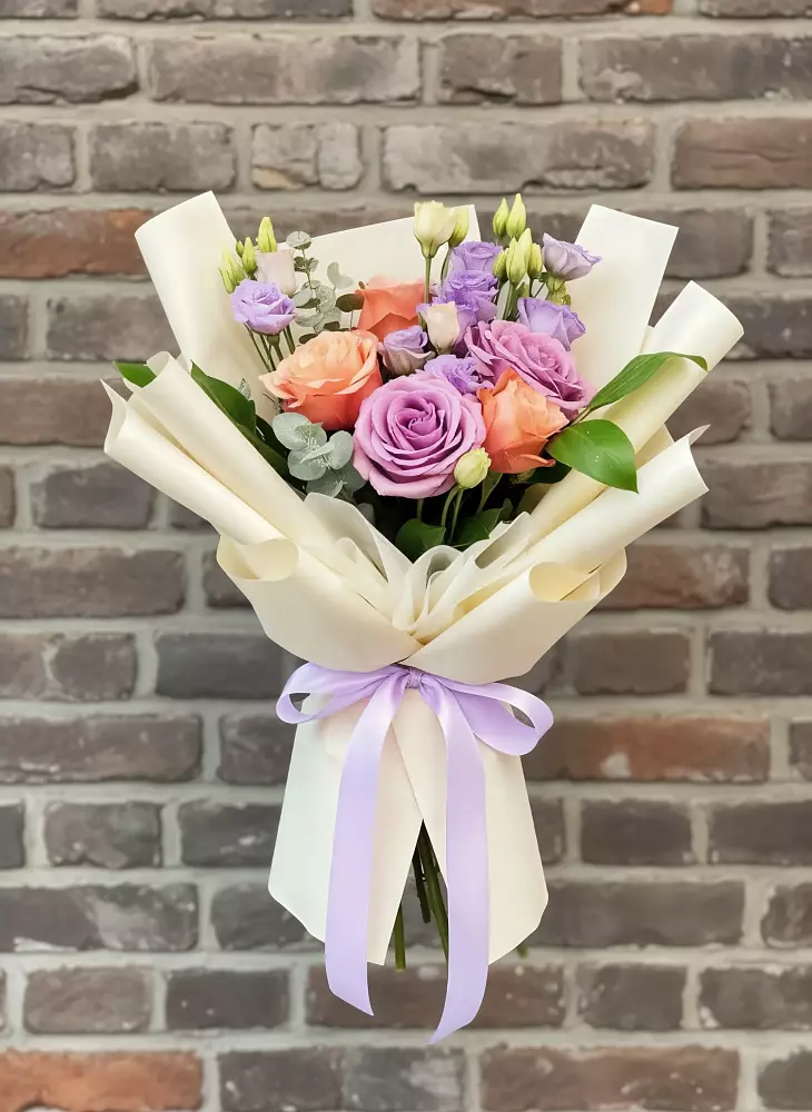 Букет цветов из: Лизиантусы и Розы в Мичуринске