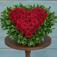 Цветочная композиция из Розы в виде сердца в Мичуринске