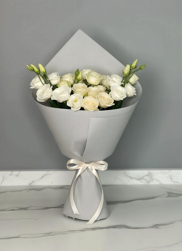 Букет цветов из: Розы и Лизиантусы в Мичуринске