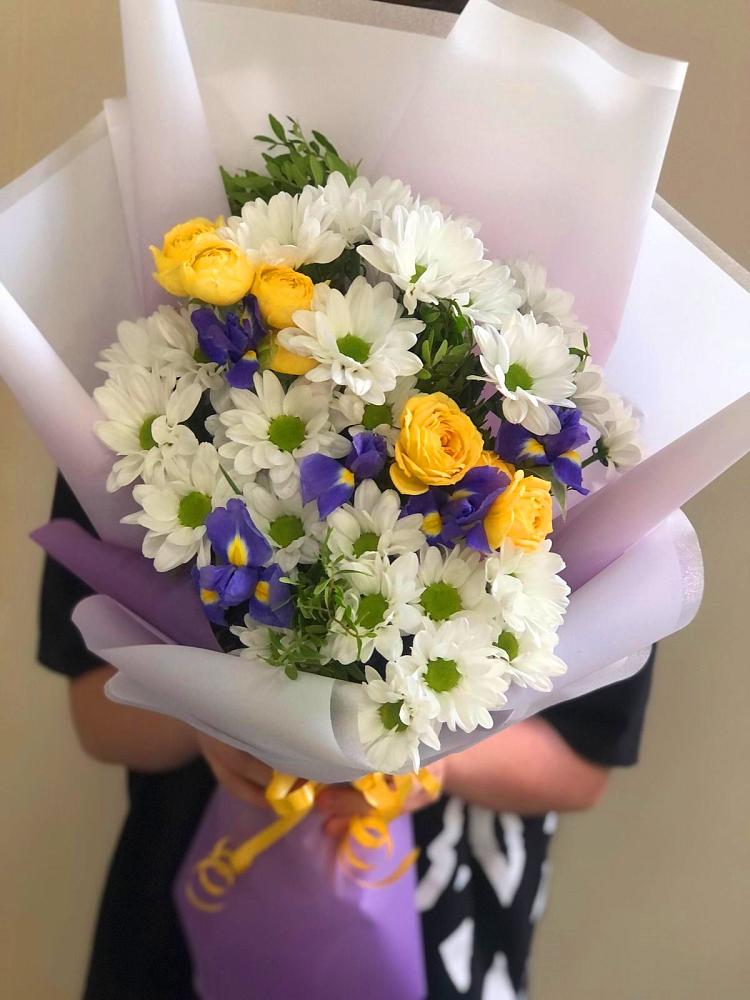 Букет цветов из: Ирисы, Хризантемы и Розы в Мичуринске
