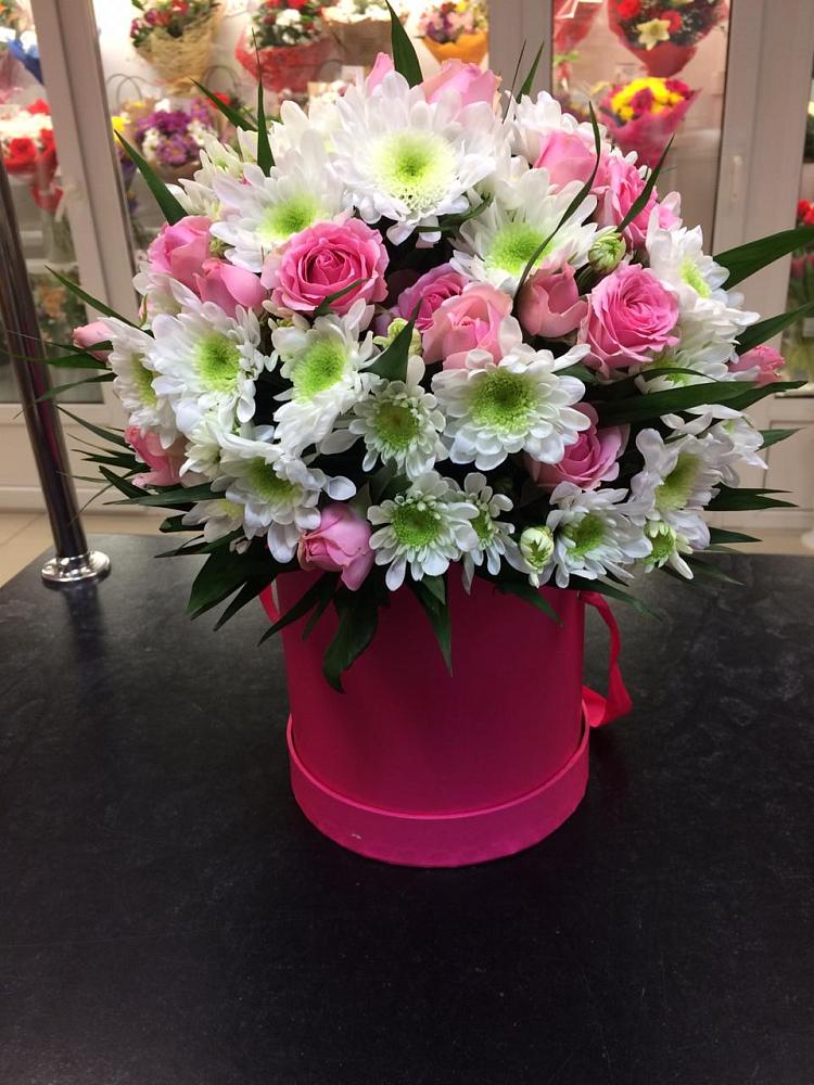 Цветочная композиция из Розы и Хризантемы в шляпной коробке в Мичуринске