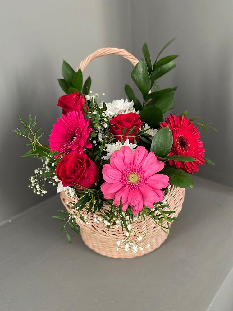 Цветочная композиция из Розы, Хризантемы и Герберы в корзине в Мичуринске