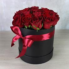 Цветочная композиция из Розы в шляпной коробке в Мичуринске