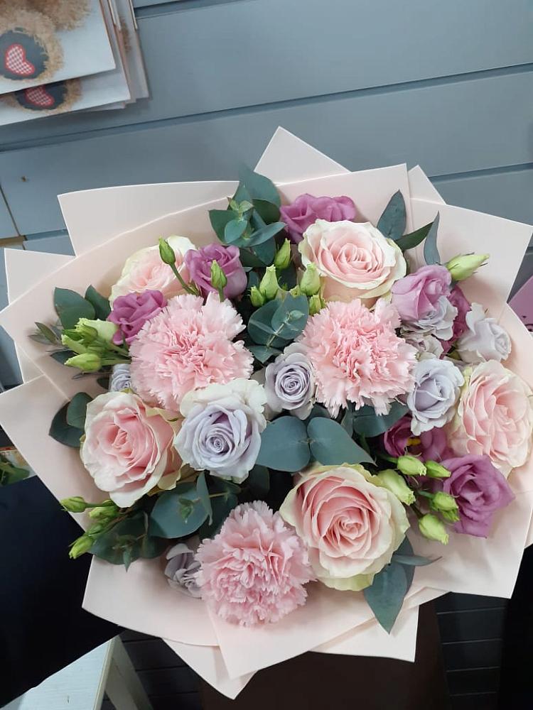 Букет цветов из: Розы, Гвоздики и Лизиантусы в Мичуринске