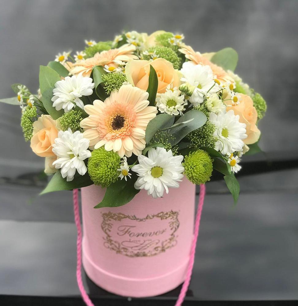 Цветочная композиция из Розы, Герберы и Хризантемы в шляпной коробке в Мичуринске