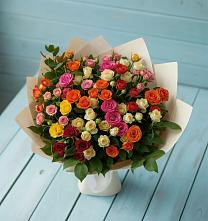 Букет Микс из разноцветных кустовых роз в Мичуринске